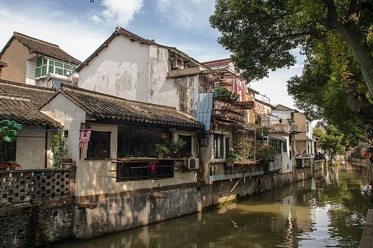 原油价格在强劲反弹后回落，技术面持续看涨